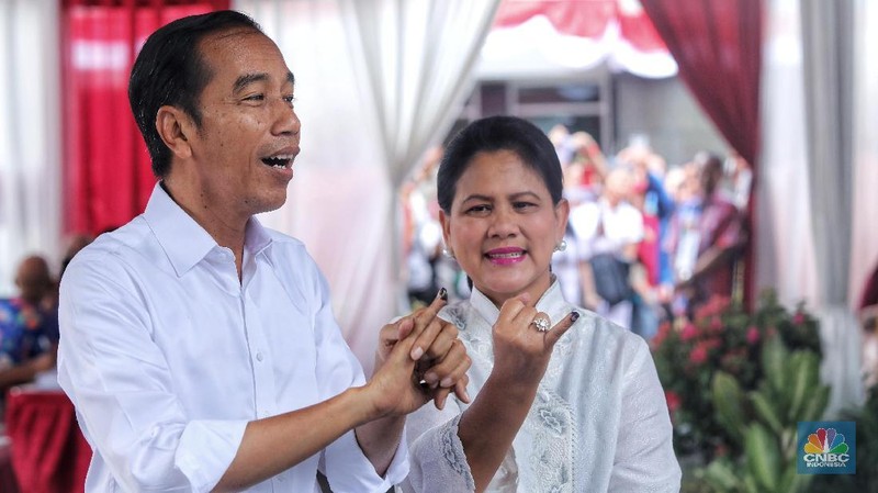 Calon Presiden Nomor Urut 01 Joko Widodo (Jokowi) pada hari ini, Rabu (17/4/2019) menggunakan hak pilihnya di TPS 008, Gambir.