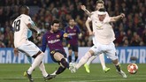 Empat menit usai gol pertama, Lionel Messi menunjukkan keajaiban keduanya. Terbantu blunder David de Gea, Messi mencetak gol keduanya lewat tendangan kaki kanan dari luar kotak penalti. (REUTERS/Sergio Perez)