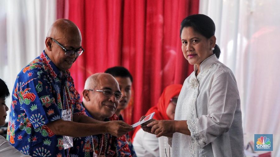 Presiden Joko Widodo (Jokowi) Didampingi Istri Iriana Joko Widodo Menghadiri TPS saat pemilu 2019. (CNBC indonesia/Andrean Kristianto)