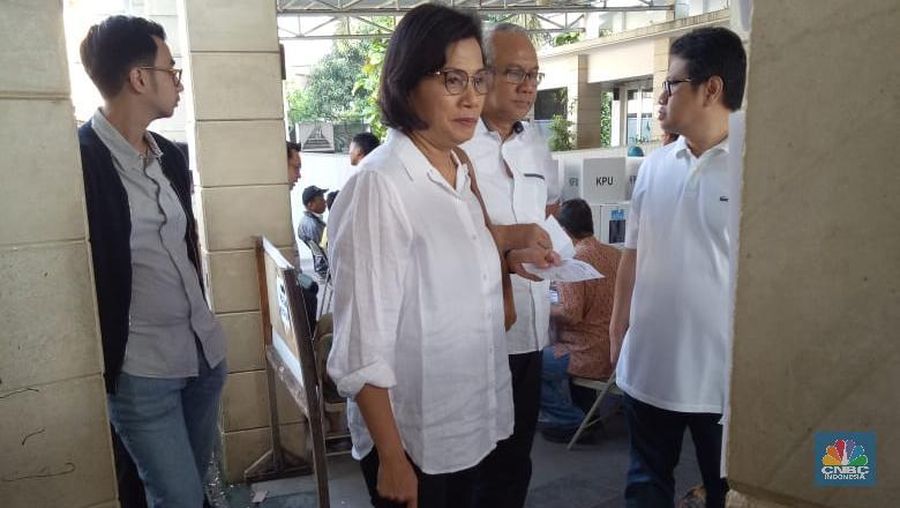 Sri Mulyani mencoblos, Rabu (17/4/2019). (Foto: CNBC Indonesia)