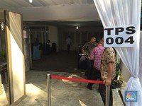 Pagi Ini, JK dan Keluarga Nyoblos di TPS 004 Pulo Kebayoran