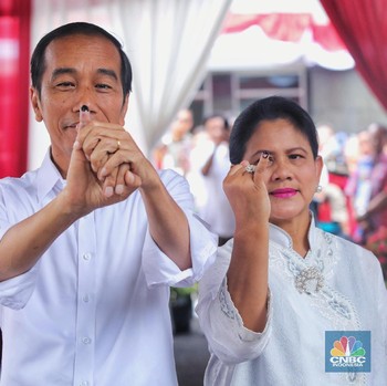 Gaya Santai Jokowi Nyoblos di TPS