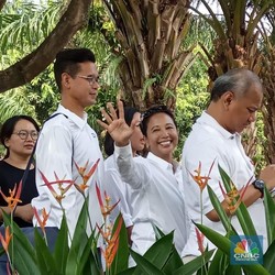 Berbaju Putih, Menteri Rini & Keluarga ke TPS Riang Gembira