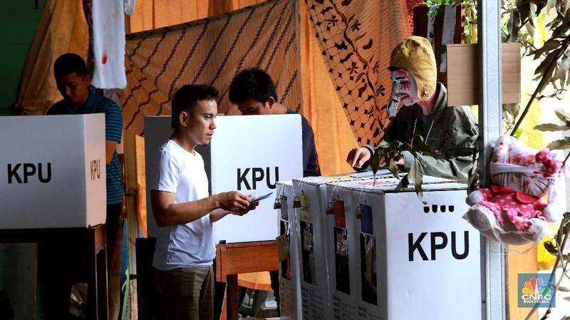 Anggota kelompok penyelenggara pemungutan suara (KPPS) TPS 073 menggunakan kostum bernuansa horor di lebak bulus Jakarta.
