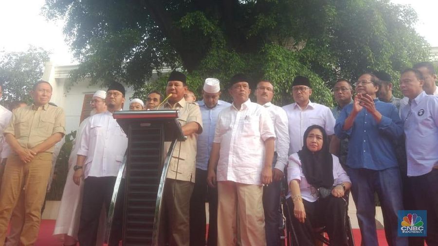 Prabowo Subianto memberikan keterangan pers terkait penyelenggaraan pemilihan presiden 2019 di Jalan Kertanegara, Jakarta, Rabu (17/4/2019).