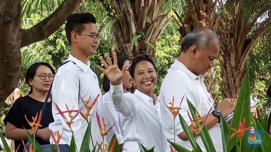 Parlemen menyoroti langkah Menteri BUMN Rini Soemarno yang berencana melakukan pergantian pengurus BUMN.