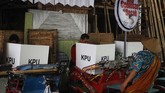 Warga menggunakan hak pilih di TPS 10 Kampung Cinderejo, Solo, Jawa Tengah, Rabu (17/4). TPS unik bertema Nyoblos di Becak tersebut untuk meningkatkan partisipasi pemilih pada Pemilu 2019. (ANTARA FOTO/Maulana Surya)