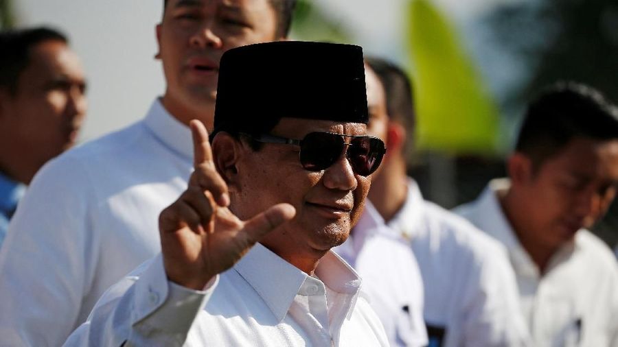 Calon Presiden 02 Prabowo Subianto menghadiri TPS saat memberikan suara pada pemilu (17/4/2019). (REUTERS/Willy Kurniawan)