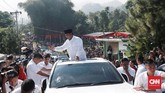 Sebelum meninggalkan TPS Prabowo sempat menghampiri sejumlah emak-emak yang bernyanyi dan meneriakkan yel-yel 'Prabowo Presiden' (CNNIndonesia/Andry Novelino)