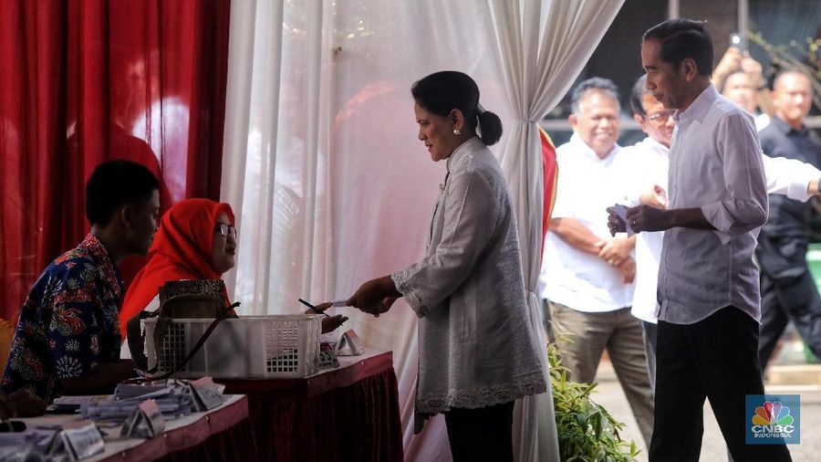 Calon Presiden Nomor Urut 01 Joko Widodo (Jokowi) pada hari ini, Rabu (17/4/2019) menggunakan hak pilihnya di TPS 008, Gambir.