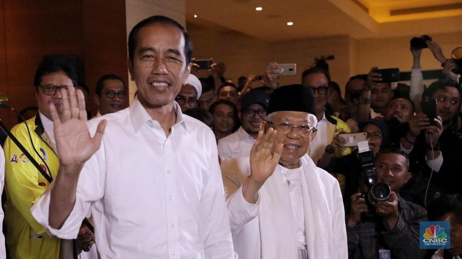 Suasana area luar Djakarta Theater dipenuhi oleh para pendukung Paslon 01 dan awak media saat Jokowi keluar usai pantau Quick Count.