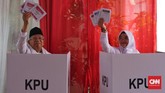 Ma'ruf tiba bersama istrinya, Wury Handayani sekitar pukul 09.32 WIB. Mereka berdua kompak mengenakan busana serba putih-putih. (CNN Indonesia/Adhi Wicaksono)