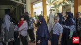 Tak hirau dengan segala keterbatasan, warga tetap menyuarakan hak pilih mereka, seperti tampak pada pemungutan suara di TPS 016, Panti Sosial Bina Netra Cahaya Batin, Cawang, Jakarta, Rabu, 17 April 2019. (CNN Indonesia/Bisma Septalisma)
