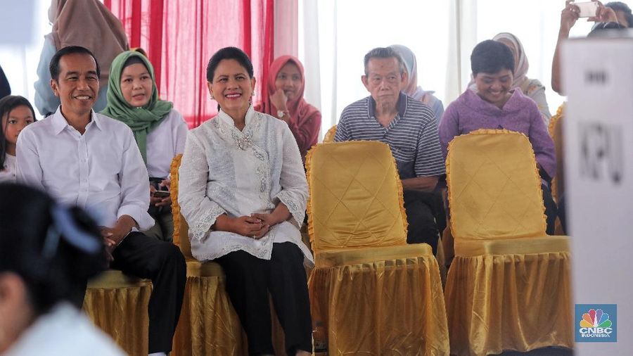 Calon Presiden Nomor Urut 01 Joko Widodo (Jokowi) pada hari ini, Rabu (17/4/2019) menggunakan hak pilihnya di TPS 008, Gambir.