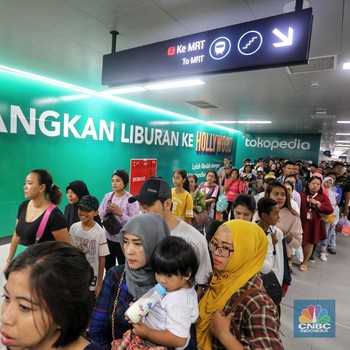 Habis Nyoblos, Warga Membludak Naik MRT