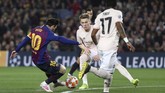 Momen keajaiban pertama Lionel Messi terjadi pada menit ke-16. La Pulga mencetak gol spektakuler setelah merebut bola dari Ashley Young, menggocek Fred, dan menaklukkan David de Gea lewat tendangan dari luar kotak penalti. (REUTERS/Sergio Perez)
