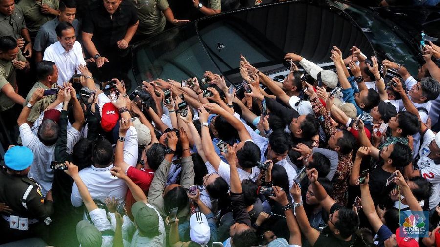 Suasana Saat Capres 01 Joko Widodo keluar dari Djakarta Theater Usai Pantau Hasil Quick Count pada (17/4/2019). (CNBC Indonesia/Andrean Kristianto)