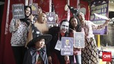 Warga juga ikut meramaikan Pemilu dengan berbagai kostum unik, seperti dilakukan warga keluharan Lebak Bulus, Jakarta Selatan menggunakan hak suaranya untuk memilih pada Pemilu 2019. (CNN Indonesia/Andry Novelino)