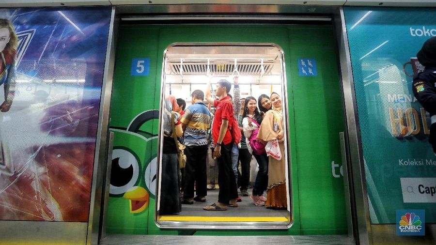 Stasiun MRT Bundaran HI padat, sebagian besar warga memanfaatkan hari libur usai mencoblos menggunakan transpotasi MRT.