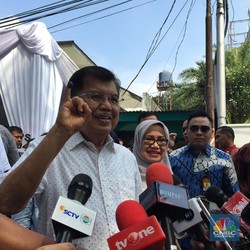 Lucu, Istri JK Hampir Salah Masukan Surat ke Kotak Suara