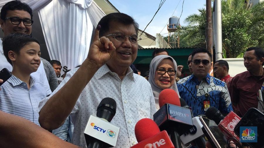 Ada kejadian lucu di sini, karena Bu Mufidah hampir salah memasukkan dua surat suara.