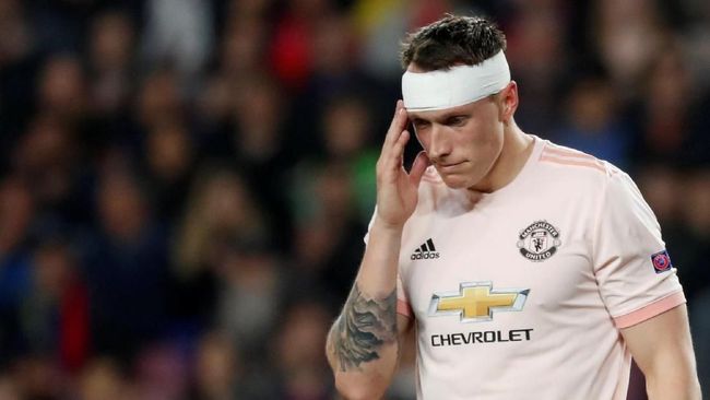 Phil Jones Kocar-kacir, Tiga Kali Digocek Messi