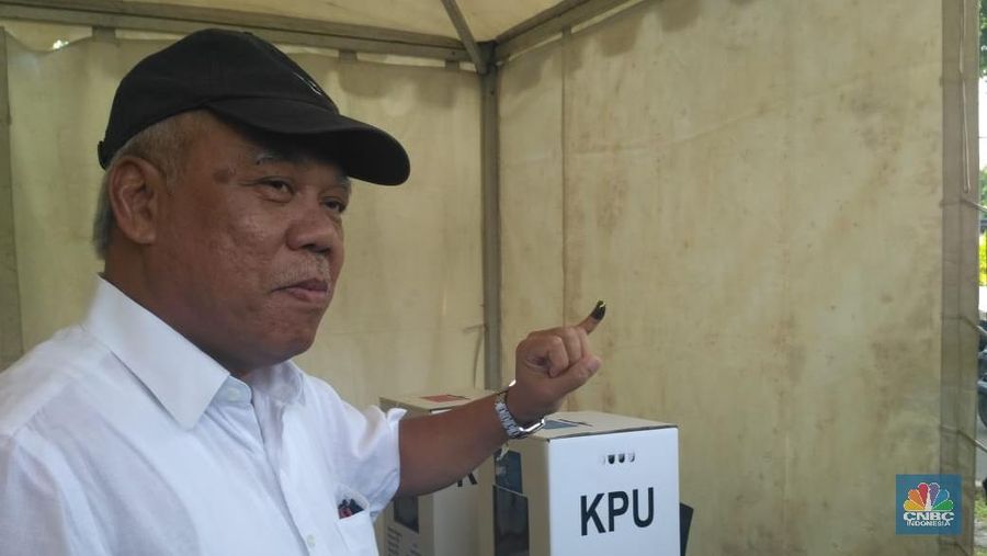 Menteri Pekerjaan Umum dan Perumahan Rakyat (PUPR), Basuki Hadimuljono, menggunakan hak pilihnya di TPS 01 Senayan.
