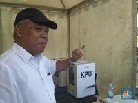 Nyoblos, Menteri Basuki Bawa Anak, Istri, hingga Cucu