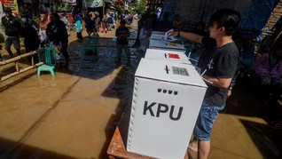 Warga Bandung Terdampak Banjir Dijemput Perahu ke TPS