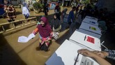 Warga bahkan rela menerjang banjir untuk memberikan hak suaranya di TPS 16 di Bojongasih, Dayeuhkolot, Kabupaten Bandung, Jawa Barat, Rabu (17/4/2019). (ANTARA FOTO/Raisan Al Farisi/aww)
