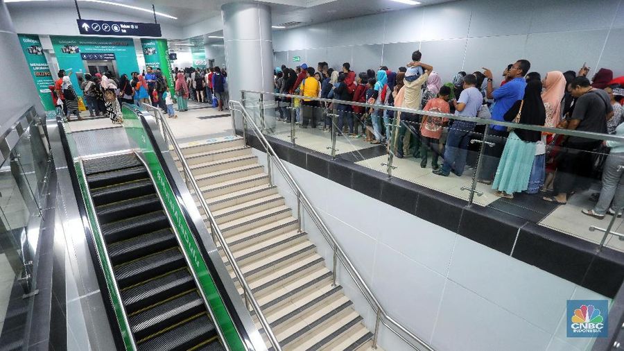 Stasiun MRT Bundaran HI padat, sebagian besar warga memanfaatkan hari libur usai mencoblos menggunakan transpotasi MRT.