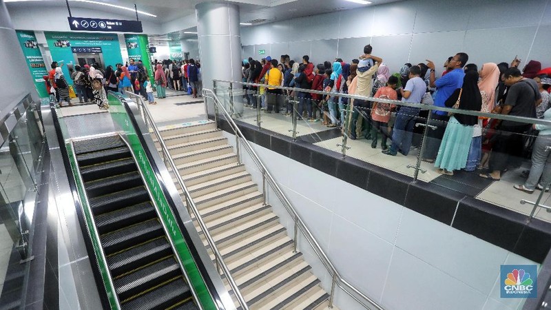 Stasiun MRT Bundaran HI padat, sebagian besar warga memanfaatkan hari libur usai mencoblos menggunakan transpotasi MRT.