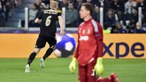 Skor 1-1 yang tercipta setelah gol Donny van de Beek, membuat agregat menjadi 2-2. Kondisi tersebut membuat laga menjadi seru karena Juventus dan Ajax berupaya memburu satu gol penentu. (REUTERS/Massimo Pinca)