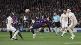 Momen keajaiban terakhir atau kelima terjadi pada menit ke-64. Lionel Messi hampir menciptakan hattrick andai tendangan saltonya tepat sasaran. Messi tetap mampu melakukan tendangan salto meski dikawal Phil Jones dan Ashley Young. (REUTERS/Susana Vera)