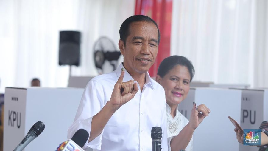Presiden Joko Widodo (Jokowi) Didampingi Istri Iriana Joko Widodo Menghadiri TPS saat pemilu 2019. (CNBC indonesia/Andrean Kristianto)