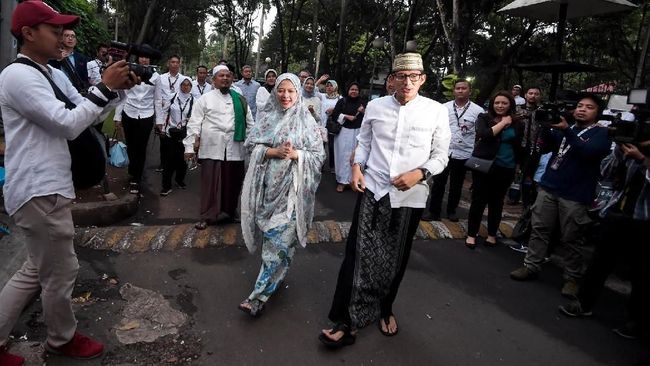 Diiringi Selawat, Sandi Tiba di TPS 002 Bersama Istri