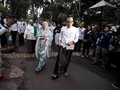 Diiringi Selawat, Sandi Tiba di TPS 002 Bersama Istri