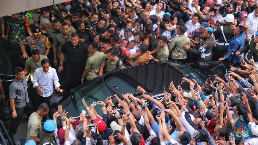 Suasana area luar Djakarta Theater dipenuhi oleh para pendukung Paslon 01 dan awak media saat Jokowi keluar usai pantau Quick Count.