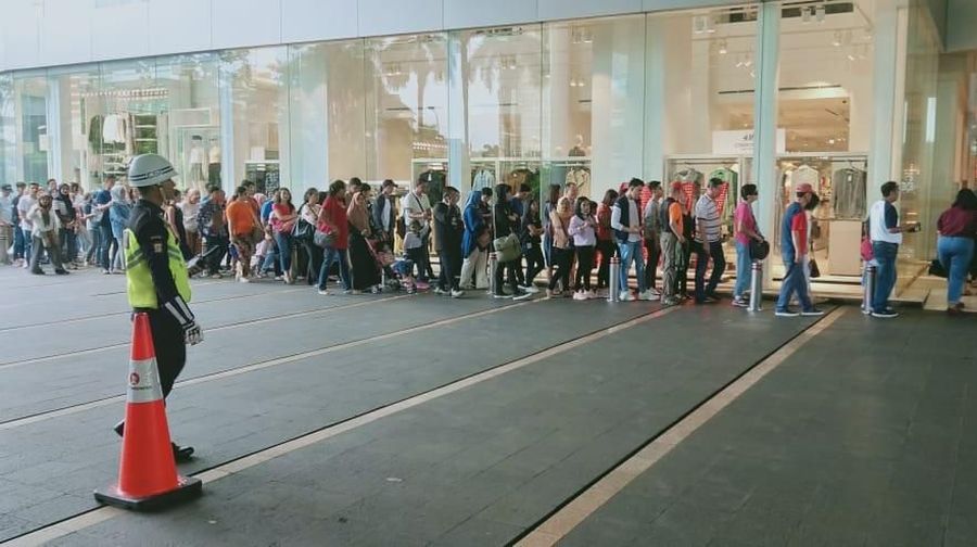 Bukan cuma TPS yang diserbu warga hari ini, tapi juga pusat belanja