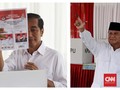 FOTO: Kala Paslon 01 dan 02 Masuk Bilik Suara
