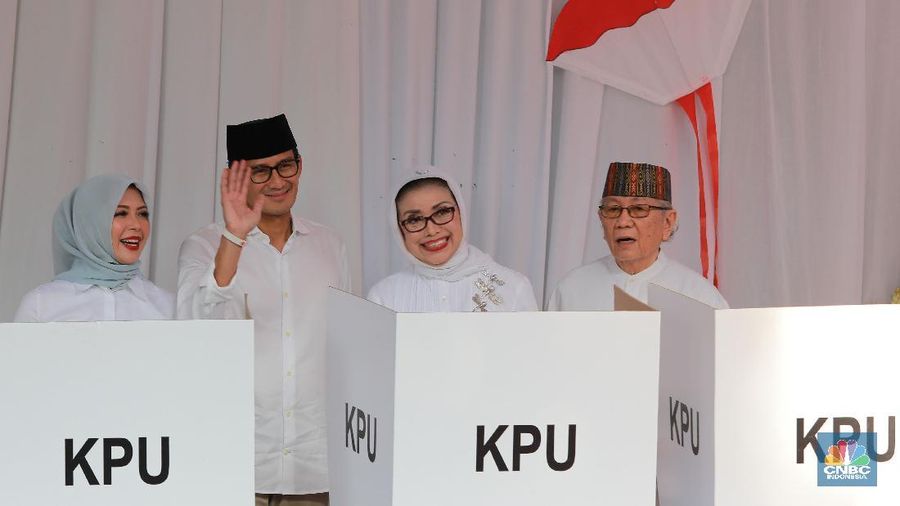 Cawapres Sandiaga Salahuddin Uno didampingi istri Nurasiah tiba di Tempat Pemungutan Suara (TPS) 02 Kelurahan Selong Kebayoran baru.