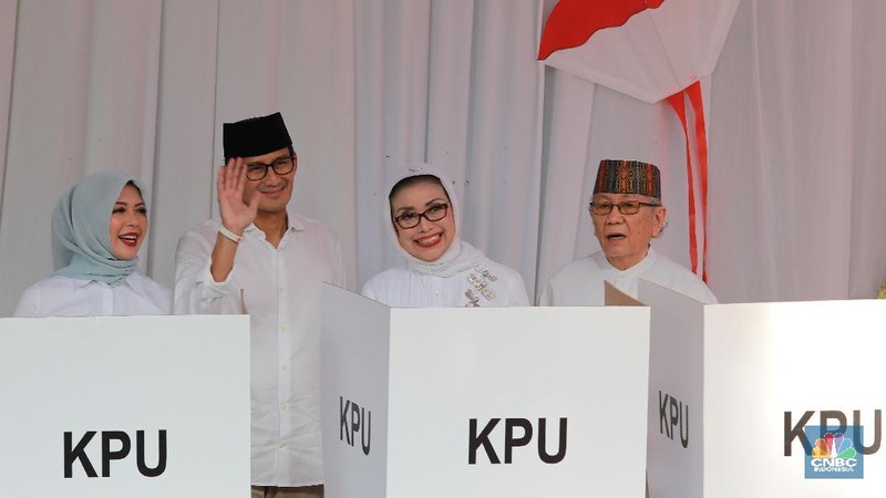 Cawapres Sandiaga Salahuddin Uno didampingi istri Nurasiah tiba di Tempat Pemungutan Suara (TPS) 02 Kelurahan Selong Kebayoran baru.