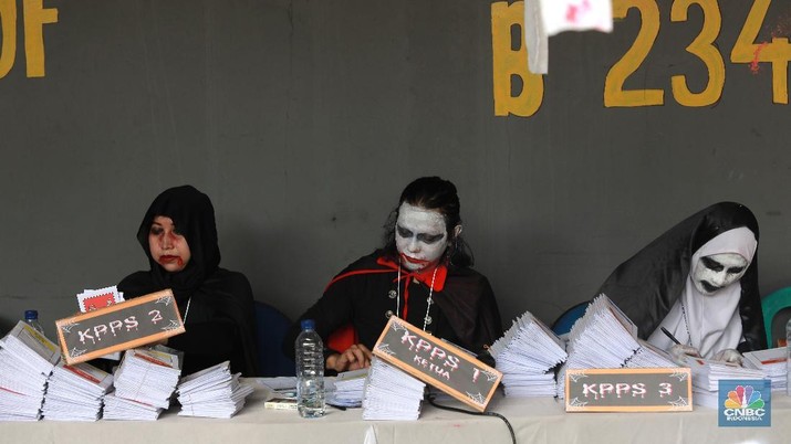 Anggota kelompok penyelenggara pemungutan suara (KPPS) TPS 073 menggunakan kostum bernuansa horor di lebak bulus Jakarta. Rabu (17/4). Anggota kelompok penyelenggara pemungutan suara (KPPS) TPS 073 menggunakan kostum bernuansa horor di lebak bulus Jakarta. Rabu (17/4). (CNBC indonesia/Muhammad Sabki)