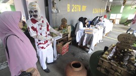FOTO: Ketika Hantu dan Avengers Berjaga di TPS Pemilu 2019