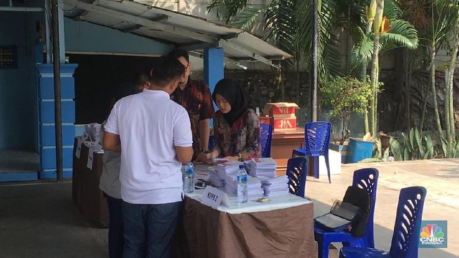 Hingga pukul 09.43 WIB, TPS 127, Sukapura, Jakarta Utara belum juga melakukan pencoblosan.