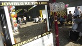 Sejumlah warga menunggu giliran untuk mencoblos di TPS 2 Desa Procot, Kabupaten Tegal, Jawa Jawa Tengah. TPS bertema kemeriahan Pemilu melalui medsos tersebut dibuat warga untuk meningkatkan partisipasi dalam menggunakan hak pilihnya pada Pemilu 2019. (ANTARA FOTO/Oky Lukmansyah)