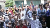 Pendukung Calon Presiden nomor urut 02 Prabowo Subianto saat menunggu hasil penghitungan suara di TPS di Jakarta. (AP/Tatan Syuflana)