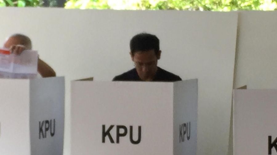 Gaya Santai Nadiem Makarim Nyoblos Pakai Kaos, Celana Pendek, Sandal Jepit. (CNBC Indonesia/Samuel Pablo)