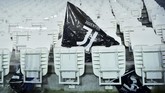 Bendera Juventus ditinggal suporter Bianconeri di Stadion Allianz setelah pertandingan usai. Gagal di Eropa, Juventus hampir pasti menjadi juara di Liga Italia. (REUTERS/Massimo Pinca)