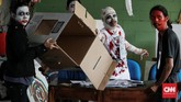 Perhitungan surat suara di TPS 073, Gunung Balong 1, Kelurahan Lebak Bulus dimenangkan oleh paslon Capres-Cawapres 02 Prabowo Subianto-Sandiaga Uno dengan total suara 135, Selisih 5 suara dari Paslon Capres-Cawapres 01 Joko Widodo-Ma’ruf Amin dengan total suara 105. Jakarta, Rabu 17 April 2019. (CNN Indonesia/Andry Novelino)